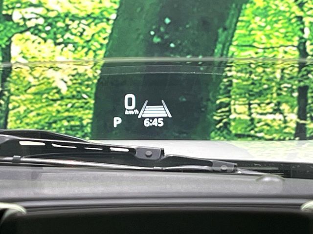 【ヘッドアップディスプレイ】現在の速度や走行情報をデジタル表示で運転席前方のガラスに投影！運転中、目線をずらさず必要な情報を確認できるのでとっても便利で安心！