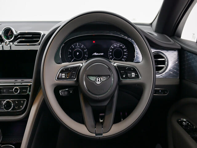 ステアリング周りにボタンを集約し、運転に集中できる構造となっております。