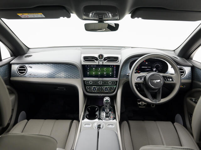 前車追従機能、レーンキープアシスト、ヘッドアップディスプレイも備わり、多数のオプションを備えております。