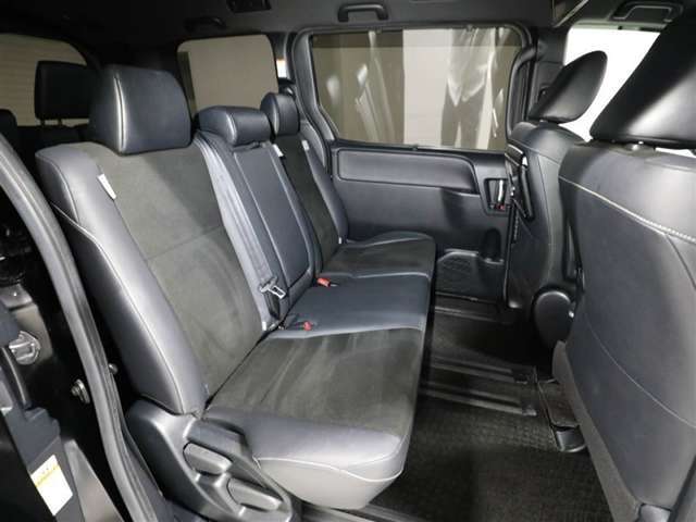 後席もゆとりあるスペースをしっかり確保しています。