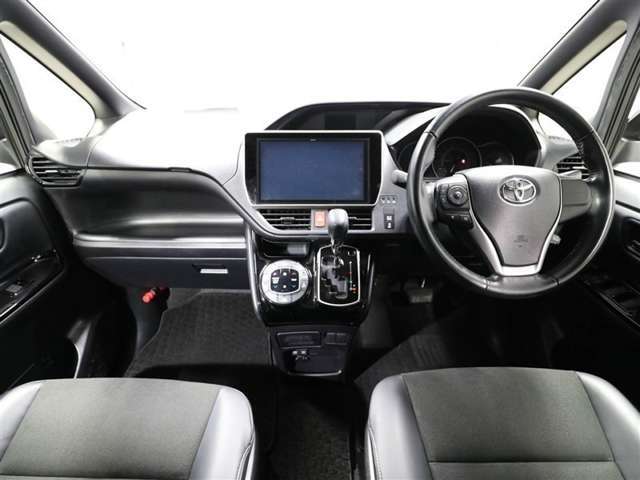 しっかりまとまった感のあるインパネ。各操作スイッチなども使いやすい位置に配置されていますよ。