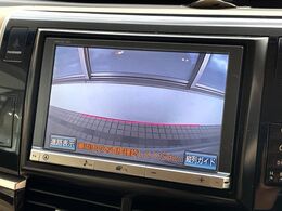 【バックカメラ】駐車時に後方がリアルタイム映像で確認できます。大型商業施設や立体駐車場での駐車時や、夜間のバック時に大活躍！運転スキルに関わらず、今や必須となった装備のひとつです！