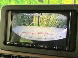 【バックカメラ】駐車時に後方がリアルタイム映像で確認できます。大型商業施設や立体駐車場での駐車時や、夜間のバック時に大活躍！運転スキルに関わらず、今や必須となった装備のひとつです！