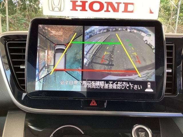 バックも安心のバックカメラ付いています。バックカメラがあると、いつでも安全にバックできますね。死角も減ります。