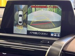 【パノラミックビューモニター】専用のカメラにより、上から見下ろしたような視点で360度クルマの周囲を確認することができます☆死角部分も確認しやすく、狭い場所での切り返しや駐車もスムーズに行えます。
