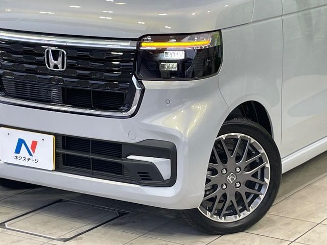 【LEDヘッドライト】悪天候や夜間走行時も良好な視界を確保し安心して運転できる高輝度LEDヘッドライトを装備！点灯速度が早く、消費電力も抑えられています。