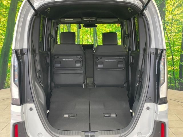 普段のお買い物や通勤、送迎等に十分な荷室スペースを確保しております。セカンドシートを倒すと、大きな荷物の積載も可能です♪