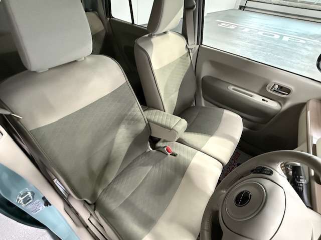 乗り込むと落ち着いた内装に、機能性をプラスした、運転席・助手席シートヒーター装備。朝早くのお出かけや 冬のエンジンかけはじめには、すぐに温まり重宝します。