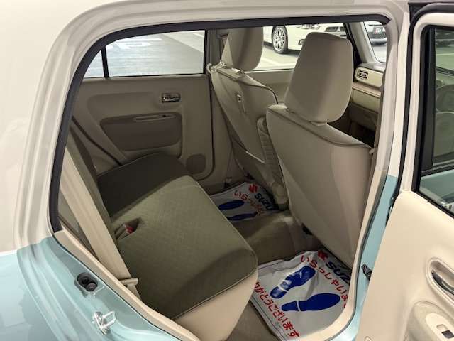 リアシートの足元は、広々したフラットスペースで、乗り降りに、ドライブにと、役立つお車になっています。