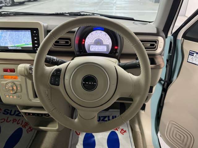 しっかりしたデザインの、ステアリングホイールから覗く、メーターもラパンらしさが溢れています。