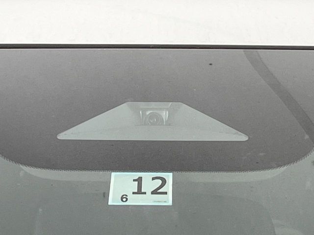 【ホンダセンシング】走行中に前方の車両等を認識し、衝突しそうな時は警報とブレーキで衝突回避と被害軽減をアシスト。より安全にドライブをお楽しみいただけます。