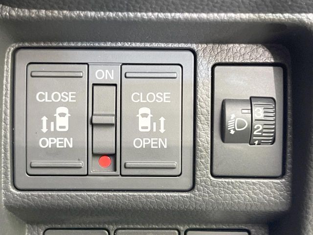 【両側パワースライドドア】スマートキーや運転席のスイッチで後席両側スライドドアの開閉が可能♪電動だから力を入れてドアを開ける必要が無く、小さなお子様でも簡単に開け閉めでき快適です♪