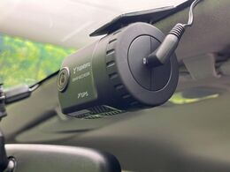 【ドライブレコーダー】安心・安全なカーライフに必須のドライブレコーダーを装備！走行中はもちろん、あおり運転や事故に遭遇した際の状況も映像で記録し、万一のリスクに備えます。