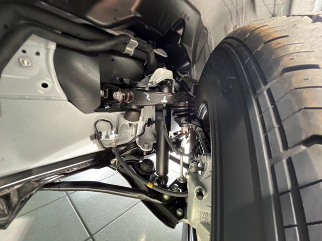 お車を安心してお乗りいただく為には、足回りの定期点検が欠かせません。サービスサポート（有償保証）では無料点検もご提供しており、安心のカーライフをお過ごしいただけるサポート体制が整っています。