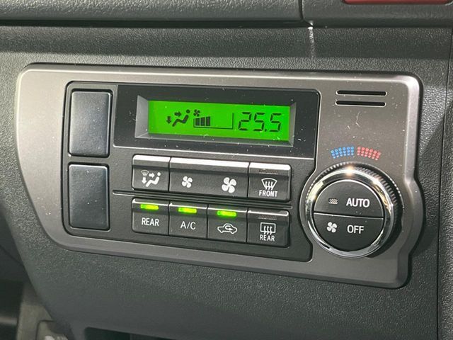 【オートエアコン】一度お好みの温度に設定すれば、車内の温度を検知し風量や温度を自動で調整。暑い…寒い…と何度もスイッチ操作をする必要はありません。快適な車内空間には必須の機能ですね♪
