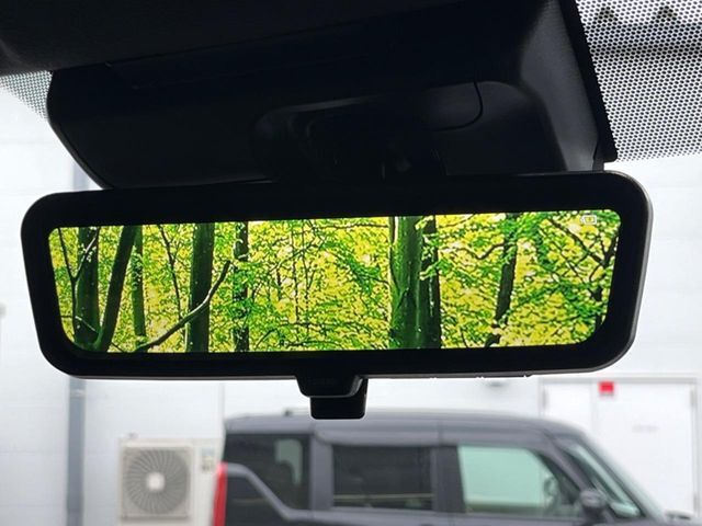 【デジタルインナーミラー】後席の大きな荷物や同乗者で後方が確認しづらい時でも安心！カメラが撮影した車両後方の映像をルームミラー内に表示。クリアな視界で状況の確認が可能です！