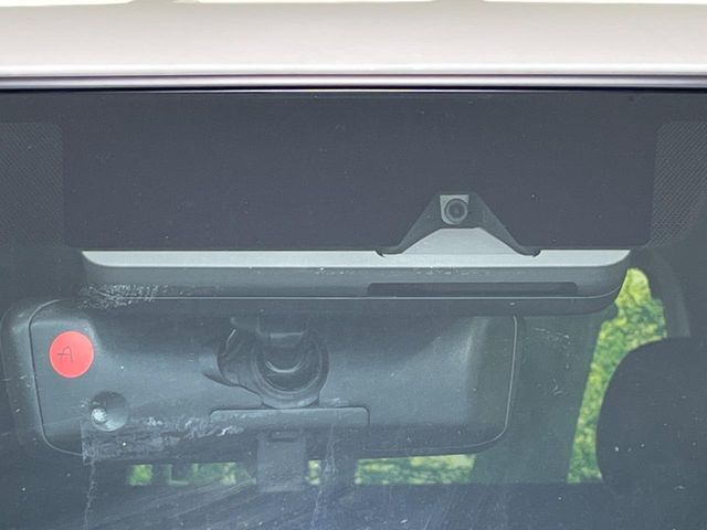 【トヨタセーフティセンス】走行中に前方の車両等を認識し、衝突しそうな時は警報とブレーキで衝突回避と被害軽減をアシスト。より安全にドライブをお楽しみいただけます。