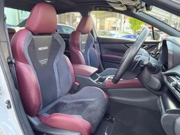 【RECARO製シート】人間工学に基づいた面圧分布によって腰への負担や長時間運転時の疲労発生を軽減☆一目でレカロとわかるスポーティなルックスが特徴です。