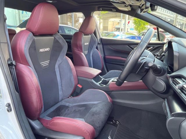 【RECARO製シート】人間工学に基づいた面圧分布によって腰への負担や長時間運転時の疲労発生を軽減☆一目でレカロとわかるスポーティなルックスが特徴です。