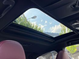 【サンルーフ】開放感たっぷりの希少装備、サンルーフが装着されています！車内に明かりを取り入れたり景色を楽しむ以外にも、車内の空気も簡単に換気できて快適です！