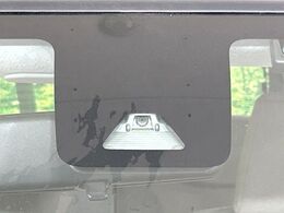 【スマートアシスト】走行中に前方の車両等を認識し、衝突しそうな時は警報とブレーキで衝突回避と被害軽減をアシスト。より安全にドライブをお楽しみいただけます。