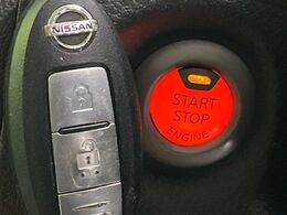 【インテリジェントキー】カバンやポケットに入れたままでもドアの施錠・解錠が可能なスマートキーを装備。エンジンのオン・オフ時もカギを取り出す必要が無いからとっても便利です♪