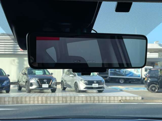 ☆　スマートルームミラー付き。後ろに人や荷物があっても視界は確保できますよ。SOSコールもついています　☆