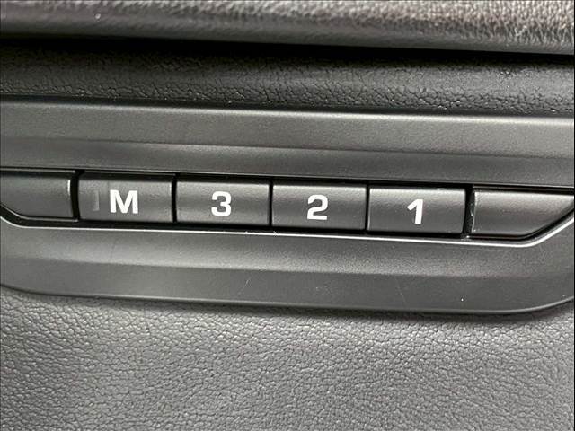 パワーシート装備でお好みのドライビングポジションに設定可能です。