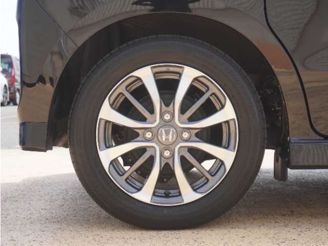 アルミホイール装着車です！これで足元まわりもおしゃれにきまります！