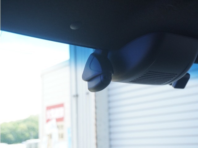 ◆ドライブレコーダー◆映像・音声などを記録する自動車用の装置です。　もしもの事故の際の記録はもちろん、旅行の際の思い出としてドライブの映像を楽しむことができます。