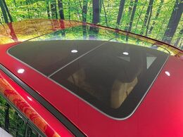 【パノラマルーフ】大型のガラスルーフ搭載で車内の解放感が一気にアップ！開放的なドライブをお楽しみいただけます。