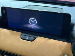 【12.3インチマツダコネクト】車内の雰囲気にマッチした大型ディスプレイ。スマホ接続でのナビ使用やBluetooth再生等、様々な機能が楽しめます。直感的なダイヤル操作が可能で、使い勝手も良好です。