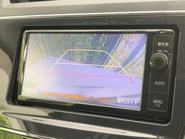 【バックカメラ】駐車時に後方がリアルタイム映像で確認できます。大型商業施設や立体駐車場での駐車時や、夜間のバック時に大活躍！運転スキルに関わらず、今や必須となった装備のひとつです！