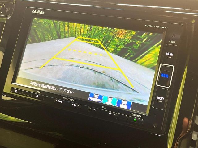 【バックカメラ】駐車時に後方がリアルタイム映像で確認できます。大型商業施設や立体駐車場での駐車時や、夜間のバック時に大活躍！運転スキルに関わらず、今や必須となった装備のひとつです！