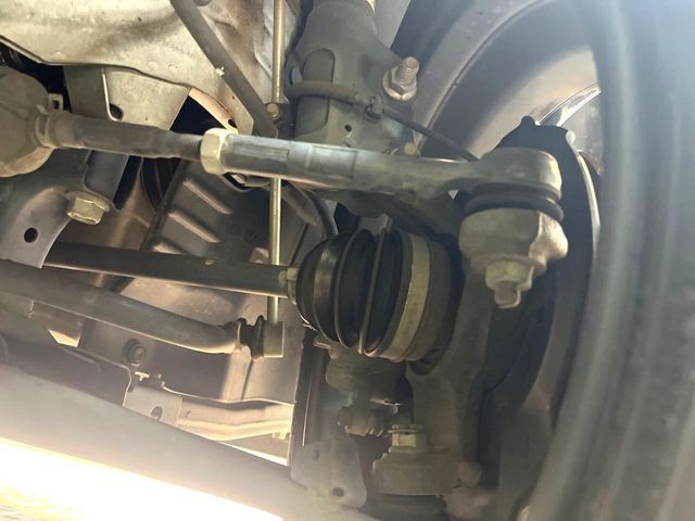 お車を安心してお乗りいただく為には、足回りの定期点検が欠かせません。サービスサポート（有償保証）では無料点検もご提供しており、安心のカーライフをお過ごしいただけるサポート体制が整っています。