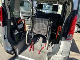 車いす乗員にさらなる安心感を与える装備の数々！車いす固定用のウインチベルトや、3点式シートベルトの採用で、乗員にさらなる安心を。