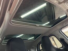 ●パノラマミックガラスルーフ：大迫力のパノラマルーフは、後部座席にまで続いており、開放的な空間をお楽しみいただけます。