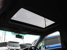 サンルーフを装備☆車内の換気にとても便利で採光性にも優れていますしなにより開放感と高級感がありますね☆後付けできない装備ですのでぜひ装着車をお勧めいたします☆
