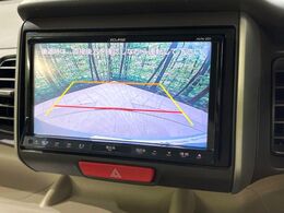 【バックカメラ】駐車時に後方がリアルタイム映像で確認できます。大型商業施設や立体駐車場での駐車時や、夜間のバック時に大活躍！運転スキルに関わらず、今や必須となった装備のひとつです！