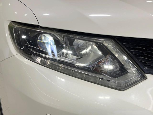 【LEDヘッドライト】悪天候や夜間走行時も良好な視界を確保し安心して運転できる高輝度LEDヘッドライトを装備！点灯速度が早く、消費電力も抑えられています。