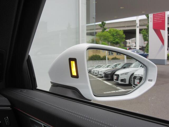 斜め後方から接近する車両を感知しドライバーに注意喚起するサイドアシスト装備。