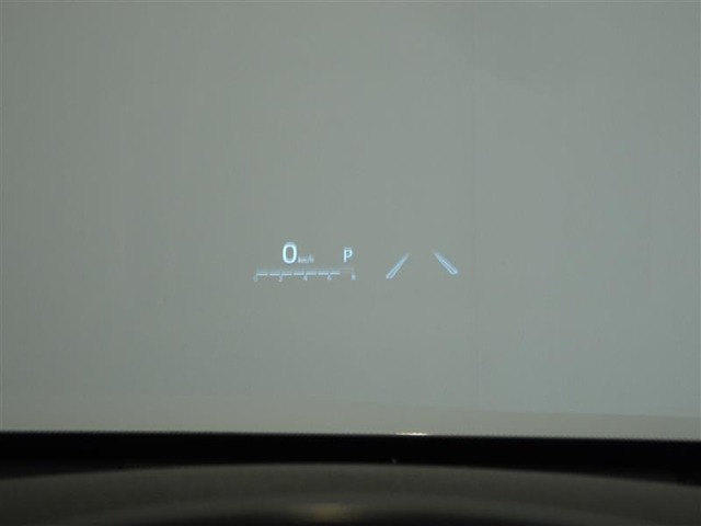 ヘッドアップディスプレイを装備してます。車速等の運転に必要な情報をウインドシールガラスの視野内に投影します。