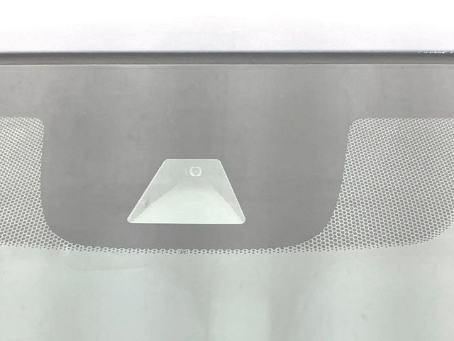 【ホンダセンシング】走行中に前方の車両等を認識し、衝突しそうな時は警報とブレーキで衝突回避と被害軽減をアシスト。より安全にドライブをお楽しみいただけます。