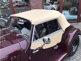 こんな仕様のお車でどこに行こうか夢が膨らみますね。ワインディンや海などの景色を楽しみながらのドライブは、いつもとは違く旅行の思い出も作れるかと思います。