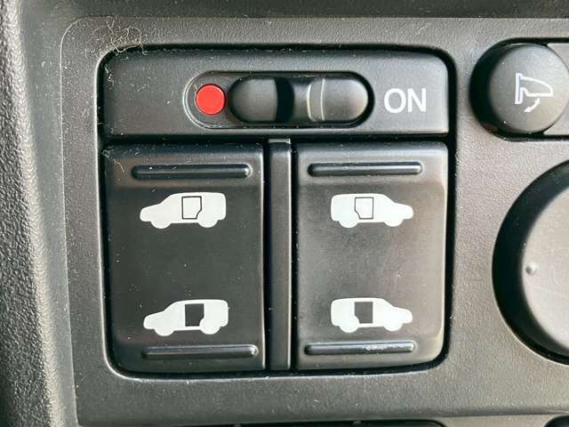 両側電動スライドドア