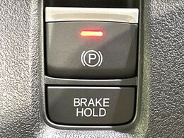 【電動パーキングブレーキ】パーキングブレーキは便利な電動式！ボタン一つで操作でき、アクセルを踏めば自動で解除されます♪レバーやペダルが無いので運転席廻りもすっきりしますね♪