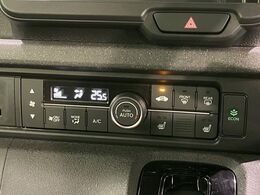 【オートエアコン】一度お好みの温度に設定すれば、車内の温度を検知し風量や温度を自動で調整。暑い…寒い…と何度もスイッチ操作をする必要はありません。快適な車内空間には必須の機能ですね♪