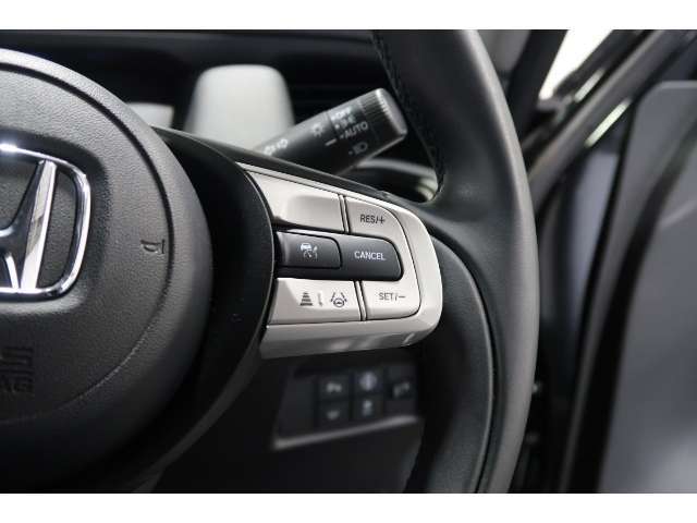 Hondaセンシングの機能のひとつ、アダプティブクルーズコントロール付！アクセルから足を離しても設定したスピードと前車との車間を保ち走行してくれます！車線維持もアシスト☆高速道路で疲労軽減ですね☆