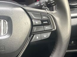 【アダプティブクルーズコントロール】高速道路での長距離走行が楽に！！自動で速度を保つクルーズコントロールが、衝突軽減システムと連携し、前方の車両を感知して車間を保つように速度調節してくれます！！