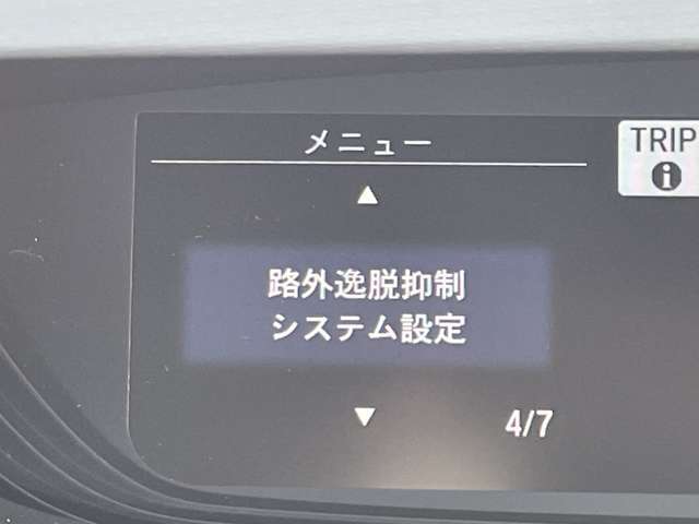 ◆【路外逸脱抑制機能】はみ出しそうなとき、ディスプレー表示とステアリング振動の警告で注意を促すとともに、車線内へ戻るようにステアリング操作を支援します。機能には限界があるためご注意ください。